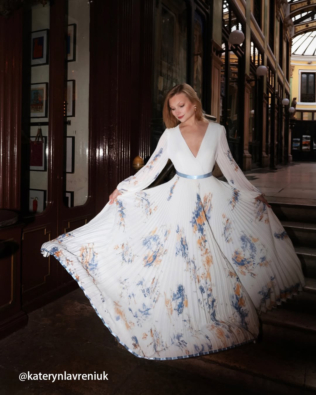 Morden Balloon Sleeve V Neck Dress With No
